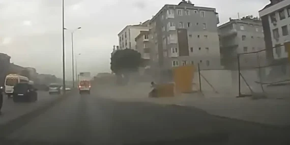 Fırtına Avcılar E-5 yan yolunda bariyerleri uçurdu