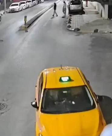 Freni-Cekilmeyen-Taksi-Geri-Gidince-Cevredekiler-Mudahale-Etti-featured