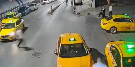 Freni Çekilmeyen Taksi Geri Gidince Çevredekiler Müdahale Etti