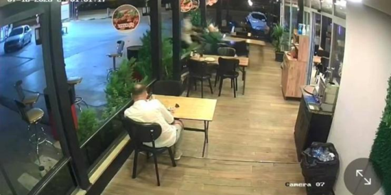Gece yarısı motosiklet lokantaya daldı, müşteri yaralandı