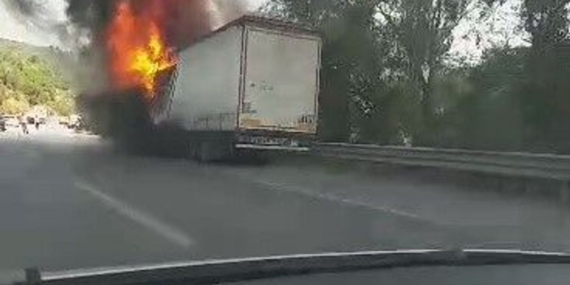 Gemlik’te seyir halindeyken tırda yangın çıktı
