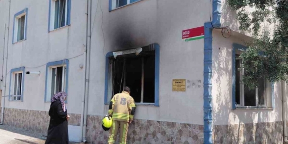 Gönen’de 3 katlı binada yangın çıktı, dairede hasar oluştu