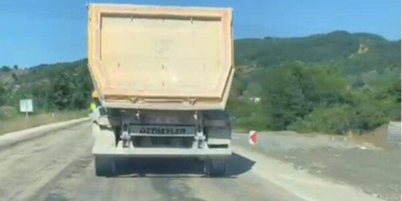 Hafriyat kamyonundan fırlayan taş, otomobilin camını kırdı