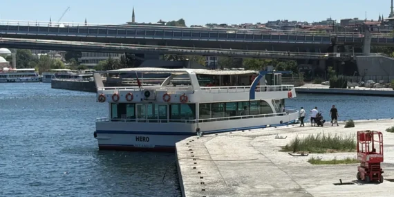 Haliç’te tekne köprü ayağına çarptı; bir personel hayatını kaybetti