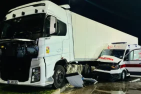 Hasta-tasiyan-ambulansla-tir-carpisti-6-yarali-featured