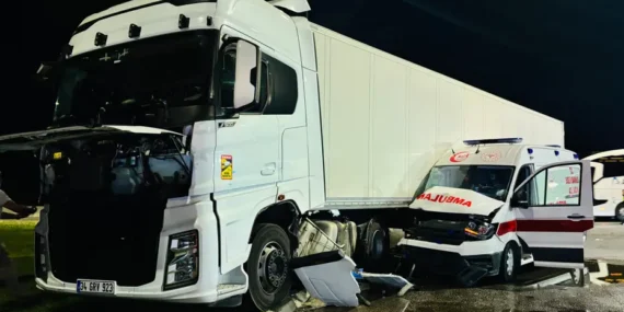 Hasta-tasiyan-ambulansla-tir-carpisti-6-yarali-featured