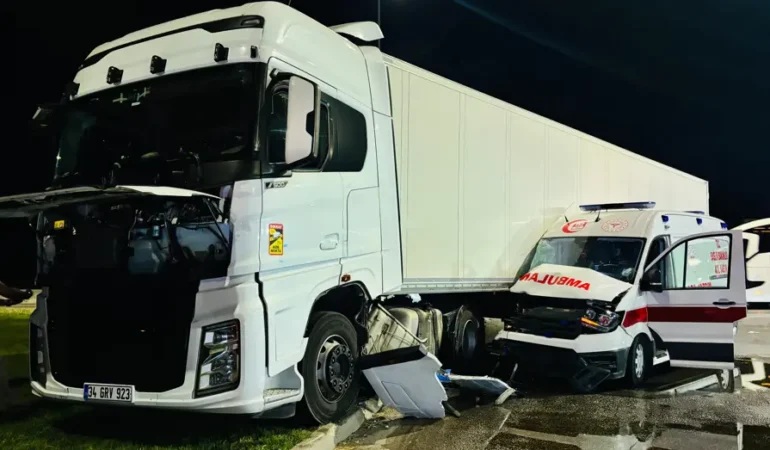 Hasta-tasiyan-ambulansla-tir-carpisti-6-yarali-featured