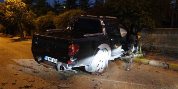İçkili ve ehliyetsiz sürücü duvara çarparak durabildi: 1 yaralı