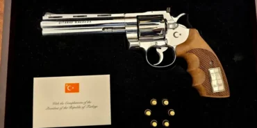 Ilk-Gercek-Fotograflar-Ortaya-Cikti-Erdogan8217dan-NATO-Liderlerine-Revolver-Hediyesi-featured