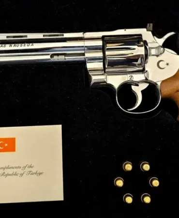 Ilk-Gercek-Fotograflar-Ortaya-Cikti-Erdogan8217dan-NATO-Liderlerine-Revolver-Hediyesi-featured