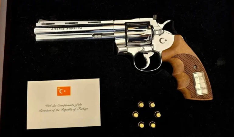 Ilk-Gercek-Fotograflar-Ortaya-Cikti-Erdogan8217dan-NATO-Liderlerine-Revolver-Hediyesi-featured