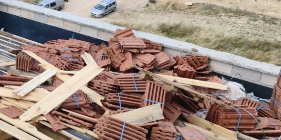 İnegöl’de kiremitler altında 2 işçi yaralandı