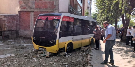 İnegöl’de minibüs kontrolünü kaybetti, iş yerine çarptı