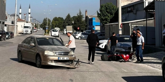İnegöl’de otomobil ile motosiklet çarpıştı: 1 yaralı