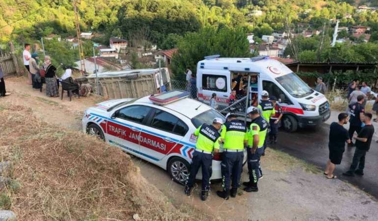 Inegol8217de-tarim-iscilerini-tasiyan-servis-devrildi-6-yarali-featured