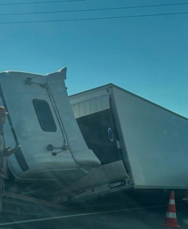 Inegol8217de-tir-bariyerlere-carparak-devrildi-surucu-yaralandi-featured-1