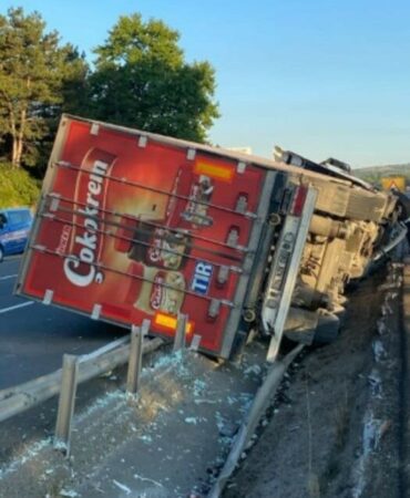 Inegol8217de-tir-bariyerlere-carparak-devrildi-surucu-yaralandi-featured