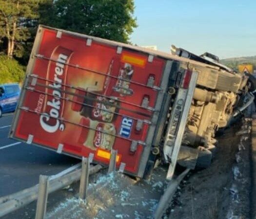 Inegol8217de-tir-bariyerlere-carparak-devrildi-surucu-yaralandi-featured