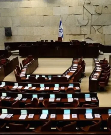 Israil-Meclisinde-vekiller-birbirine-girdi-tasari-reddedildi-featured