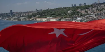 Istanbul-Bogazi-koprulerine-Turk-bayragi-asildi-featured