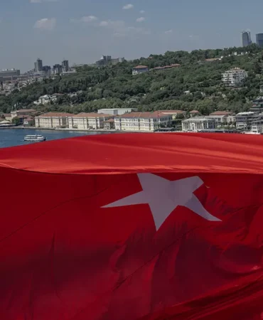 Istanbul-Bogazi-koprulerine-Turk-bayragi-asildi-featured