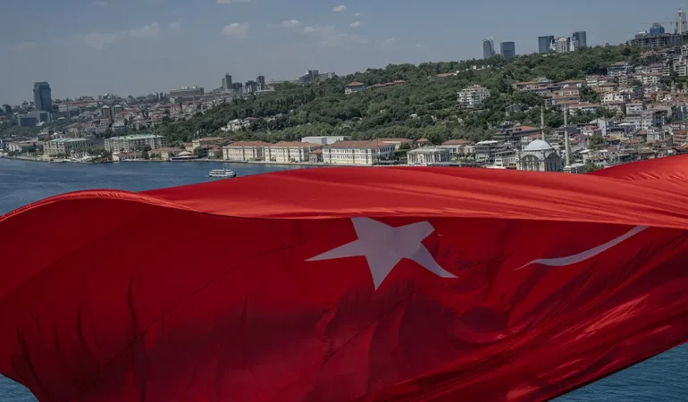 Istanbul-Bogazi-koprulerine-Turk-bayragi-asildi-featured