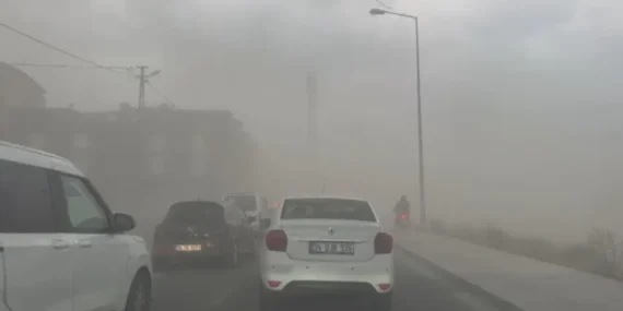 İstanbul’da fırtına etkili: ağaçlar devrildi, uçaklar havada tur attı