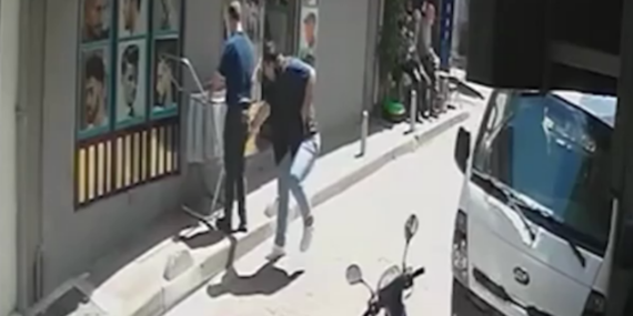 İstanbul’da korkulu anlar: Tıraşı beğenmeyince berberi bıçakladı