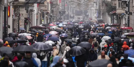 İstanbul’da yağmur başlıyor; sıcaklık 8 derece düşecek, sel riski artıyor