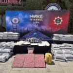 İSTANBUL'DA SON İKİ HAFTADA 80 TORBACI YAKALANDI, ELE GEÇİRİLEN 1 TON UYUŞTURUCU EMNİYETTE SERGİLENDİ