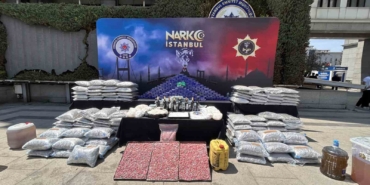 İSTANBUL'DA SON İKİ HAFTADA 80 TORBACI YAKALANDI, ELE GEÇİRİLEN 1 TON UYUŞTURUCU EMNİYETTE SERGİLENDİ