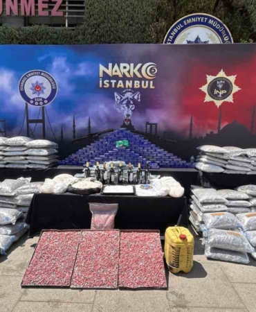 İSTANBUL'DA SON İKİ HAFTADA 80 TORBACI YAKALANDI, ELE GEÇİRİLEN 1 TON UYUŞTURUCU EMNİYETTE SERGİLENDİ