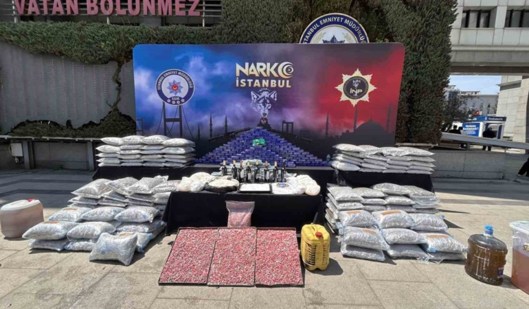 İSTANBUL'DA SON İKİ HAFTADA 80 TORBACI YAKALANDI, ELE GEÇİRİLEN 1 TON UYUŞTURUCU EMNİYETTE SERGİLENDİ