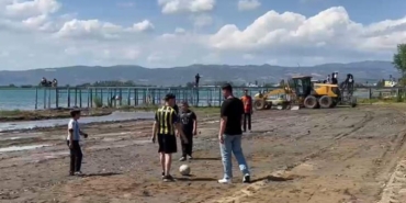 Iznik-Golu8217ndeki-iskelenin-karada-kalmasi-cocuklara-futbol-sahasi-oldu-featured
