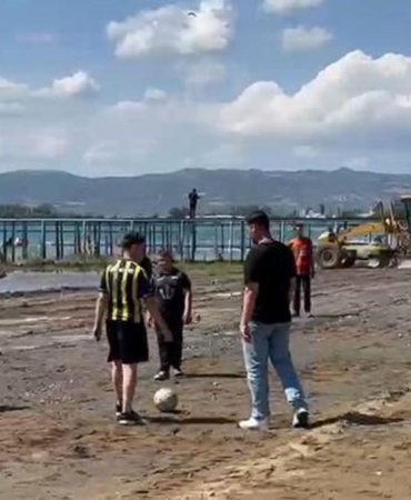 Iznik-Golu8217ndeki-iskelenin-karada-kalmasi-cocuklara-futbol-sahasi-oldu-featured