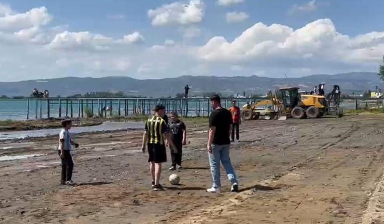 Iznik-Golu8217ndeki-iskelenin-karada-kalmasi-cocuklara-futbol-sahasi-oldu-featured