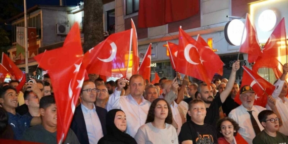 İznikliler Milli İrade Meydanı’nda 10. yıl coşkusunu yaşadı