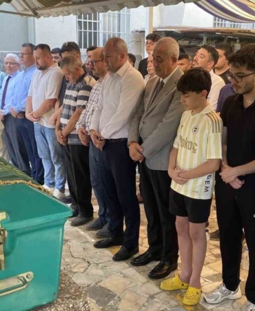 Kalp-kriziyle-yasamini-yitiren-ogretmen-son-yolculuguna-ugurlandi-featured
