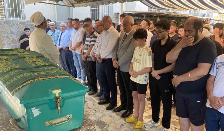 Kalp-kriziyle-yasamini-yitiren-ogretmen-son-yolculuguna-ugurlandi-featured