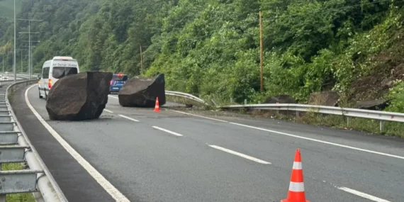 Karadeniz Sahil Yolu dev kaya parçalarıyla ulaşıma kapandı