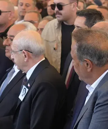 Kilicdaroglu-ve-Ozel-cenazede-yan-yana-geldi-tokalastilar-featured