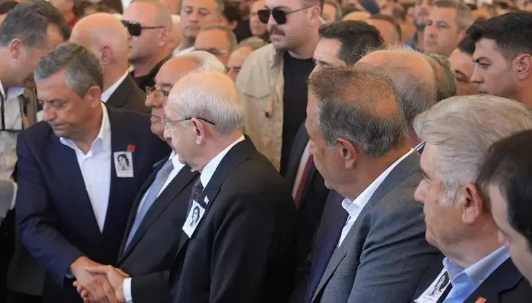 Kilicdaroglu-ve-Ozel-cenazede-yan-yana-geldi-tokalastilar-featured