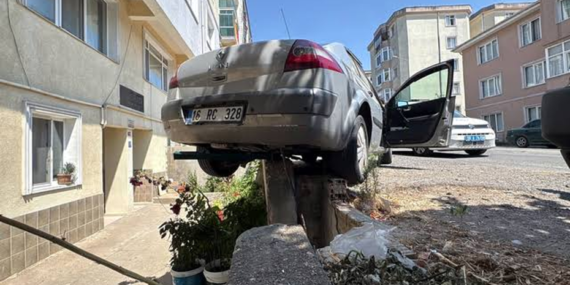 Kontrolden çıkan araç istinat duvarında asılı kaldı