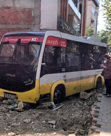 Kontrolden-cikan-minibus-is-yerine-carptiktan-sonra-bos-arsaya-uctu-featured