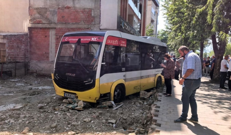 Kontrolden-cikan-minibus-is-yerine-carptiktan-sonra-bos-arsaya-uctu-featured