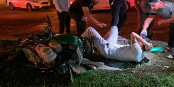 Kontrolden çıkan motosiklet yön levhası ve kaldırıma çarparak ağır yaralandı