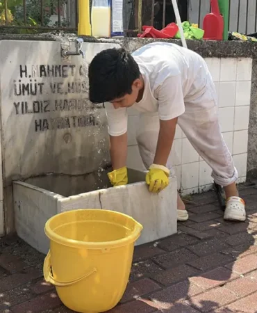 Kucuk-gonulluden-buyuk-vefa-Sehit-mezarliklari-ve-hayrat-cesmeleri-temizliyor-featured