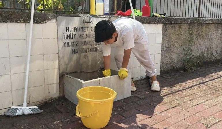 Kucuk-gonulluden-buyuk-vefa-Sehit-mezarliklari-ve-hayrat-cesmeleri-temizliyor-featured