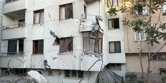 Küçükçekmece’de yıkım anında bina yan apartmana dayandı