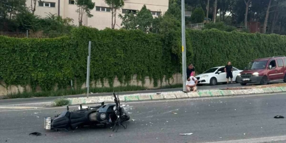 Kumla Mahallesi’nde motosiklet kontrolden çıktı, yan yattı: 2 yaralı